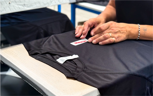 Atelier SIP19 : pose d'un transfert DTF sur un t-shirt technique noir avant passage sous presse à chaud
